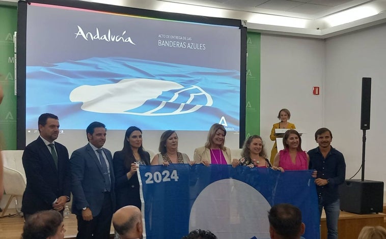 Imagen principal - Entregan las 19 banderas que ha obtenido la provincia de Huelva en 2024