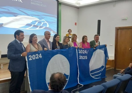 Imagen secundaria 1 - Entregan las 19 banderas que ha obtenido la provincia de Huelva en 2024