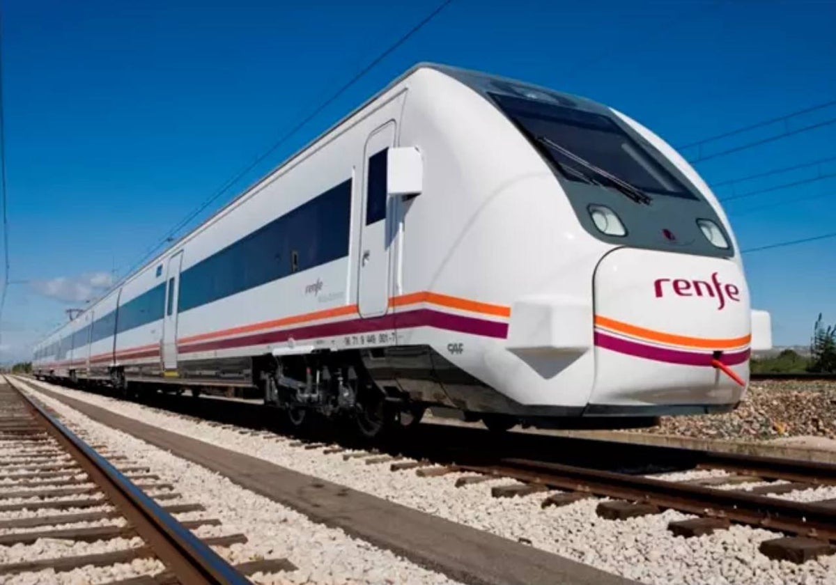 Tren de Renfe circulando por una vía