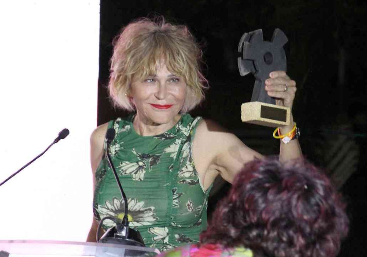 San Juan recoge muestra emocionada el premio del festival onubense