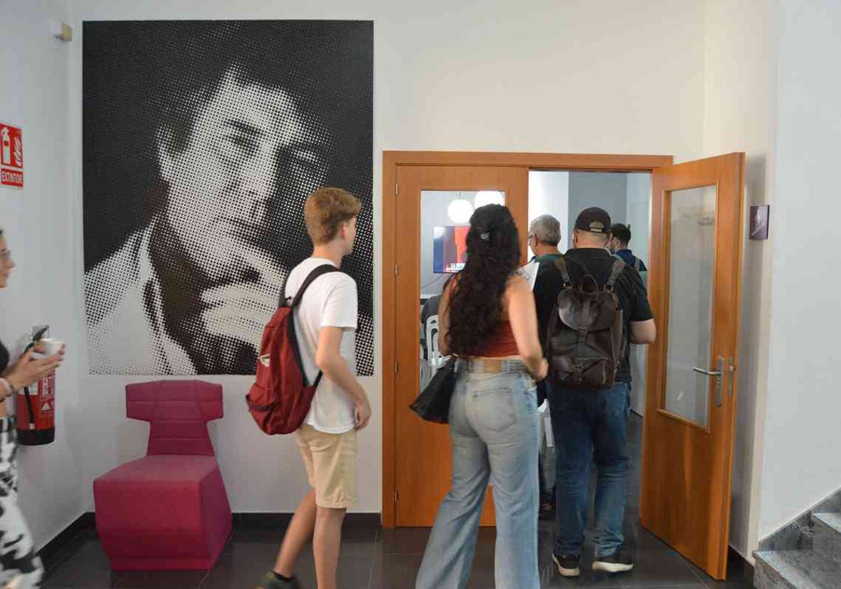 Entrada de los alumnos en el Archivo Audiovisual Jesús Quintero
