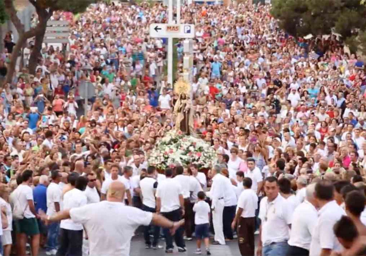 Una multitud acompaña a la imagen de la Virgen del Carmen por las calle de Punta Umbría