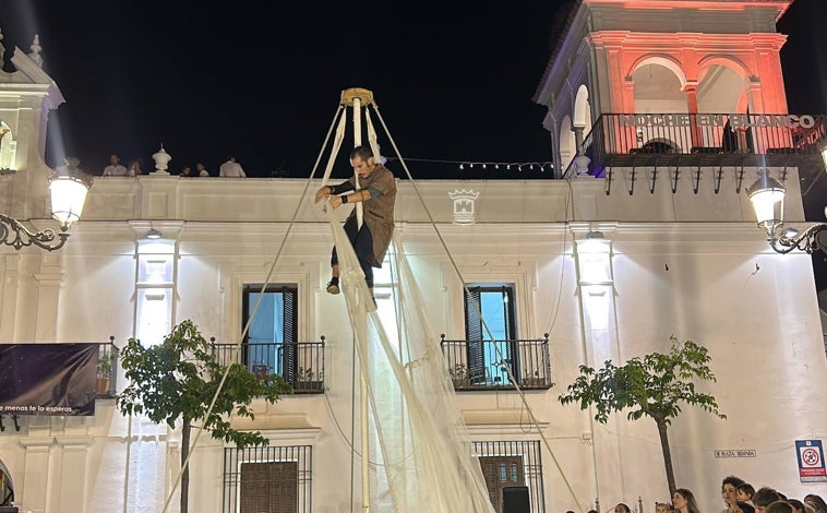 Imagen principal - La IX Noche en Blanco llena de público el centro de Cartaya