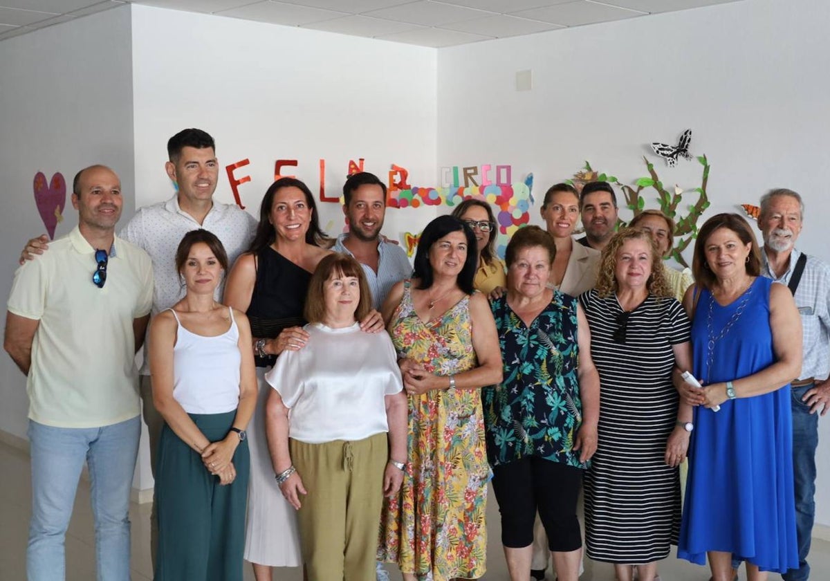 Encuentro de la consejera Loles López con miembros de AFA Valverde del Camino