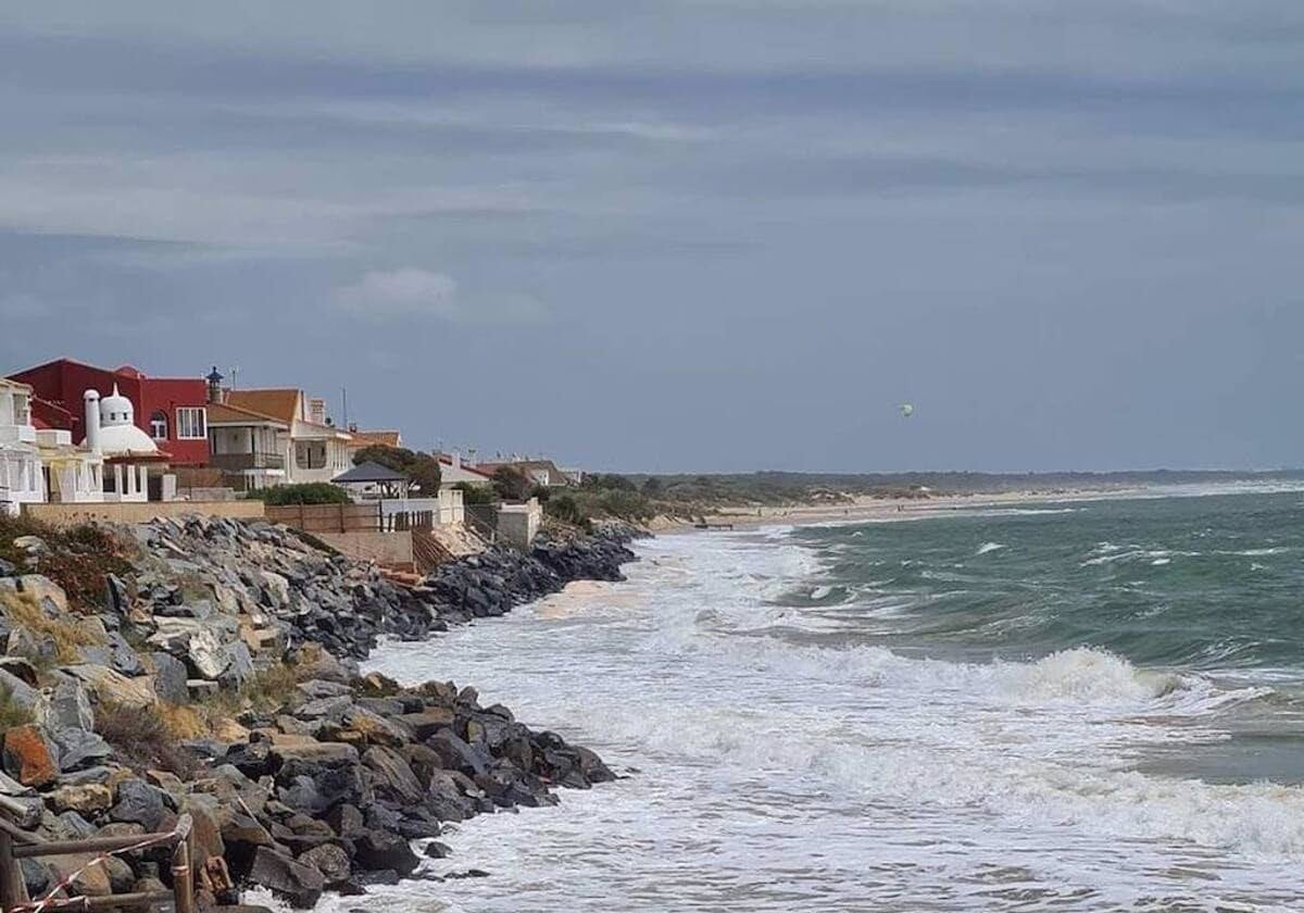 Imagen de archivo de marea alta en la playa de El Portil