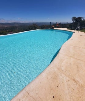 Imagen secundaria 2 - El establecimiento ofrece una carta basada en los productos de la zona, además de una genial piscina con vistas