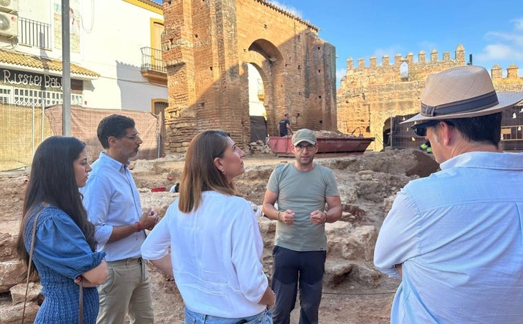 Imagen principal - Imágenes de la visita de la delegada de Cultura a las excavaciones en la zona