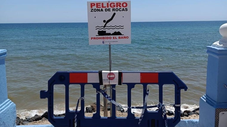 Cartel prohibiendo el baño