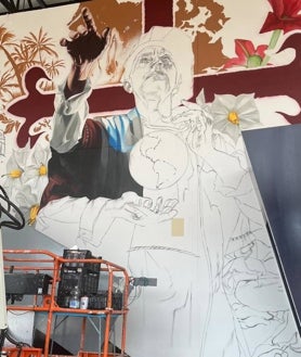 Imagen secundaria 2 - Dos imágenes del proceso de creación del mural y una fotografía del artista onubense Manomatic