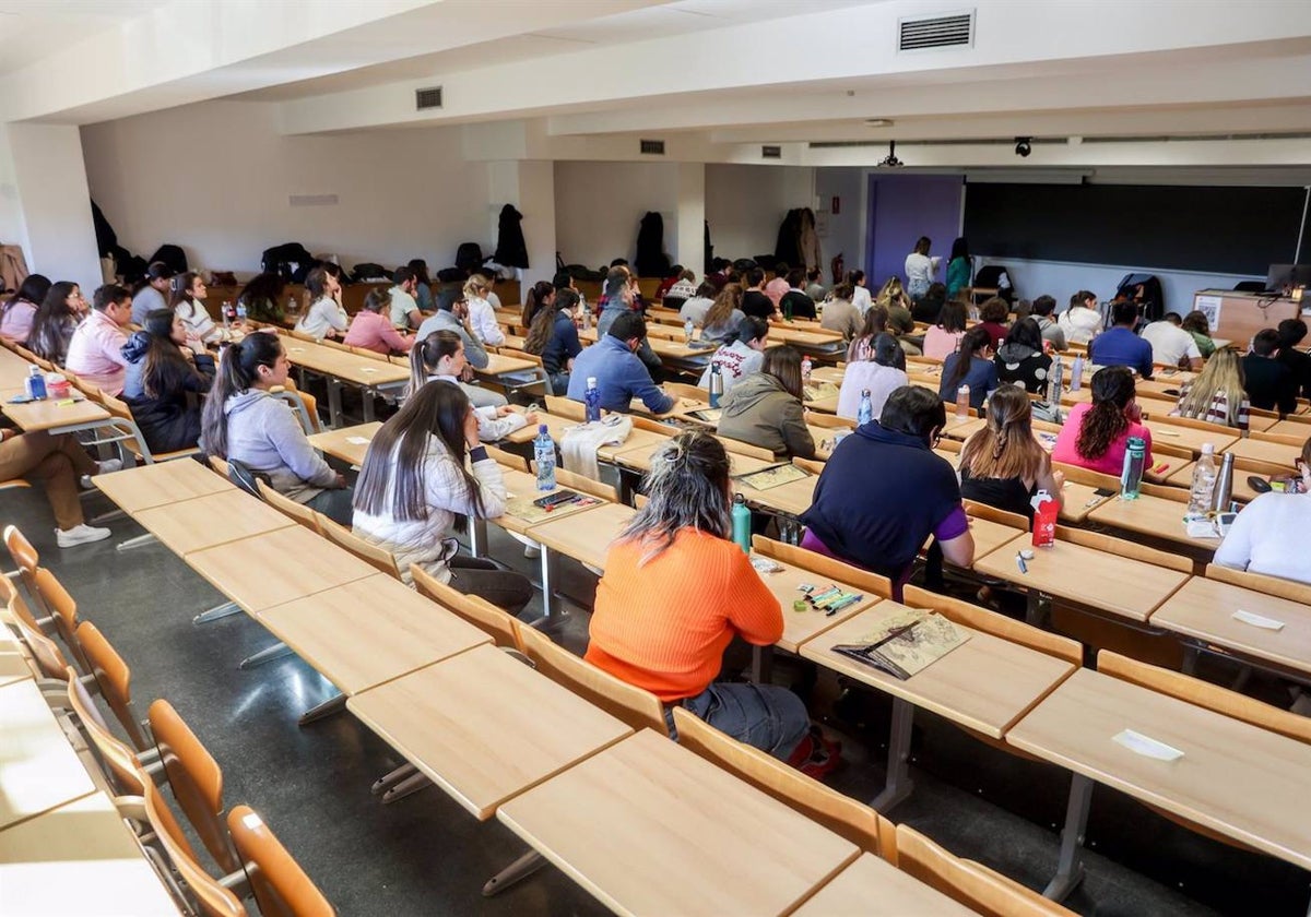 Un grupo de personas en las pruebas de Formación Sanitaria Especializada convocada por el Ministerio de Sanidad en una imagen de archivo