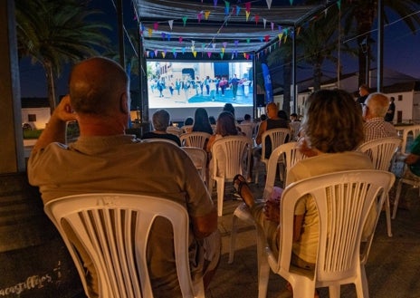 Imagen secundaria 1 - 'Cine en el pueblo' cumple 33 años llevando la «magia» de la gran pantalla a poblaciones de Huelva