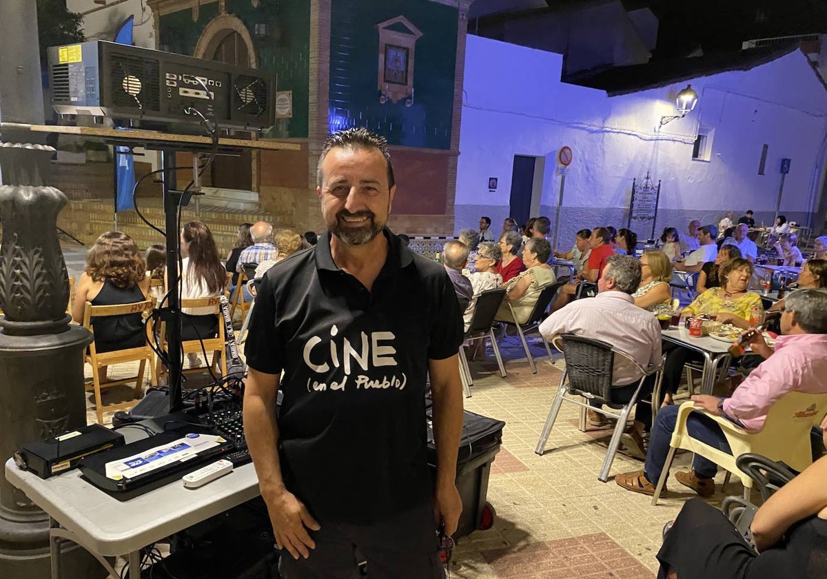 Juan Fernández, proyeccionista del programa Cine en el pueblo de la Diputación de Huelva