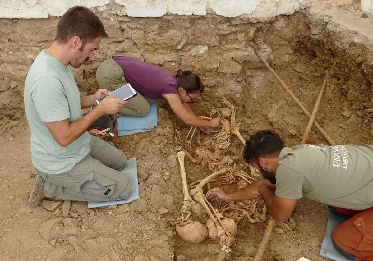 Equipo de intervención en la fosa número 3 del cementerio de Zufre