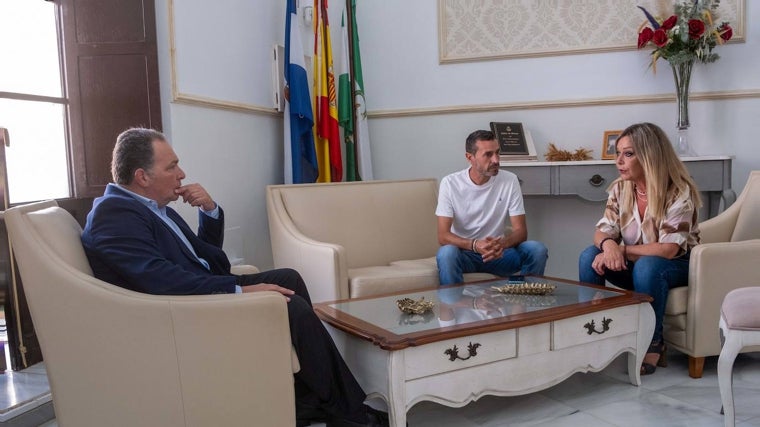 David Toscano en el Ayuntamiento de San Juan del Puerto junto a la alcaldesa, Rocío Cárdenas, y el concejal Miguel Beltrán