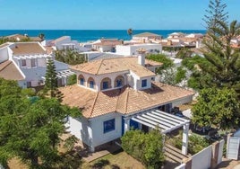 A la venta uno de los chalets más caros de La Antilla: está a sólo unos metros de la playa y cuesta más de medio millón de euros