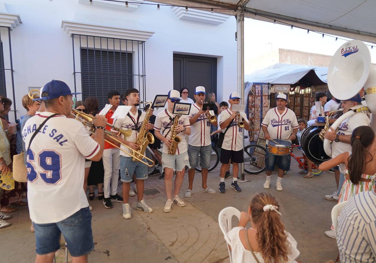 La charanga 'Echale Sal' hizo disfrutar a los moguereños en la Velada 2024