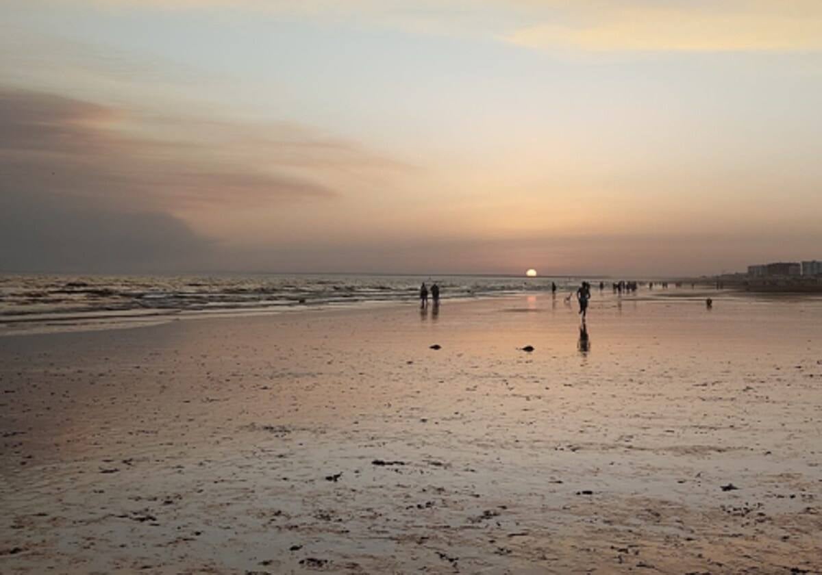 Atardecer en una playa de Huelva