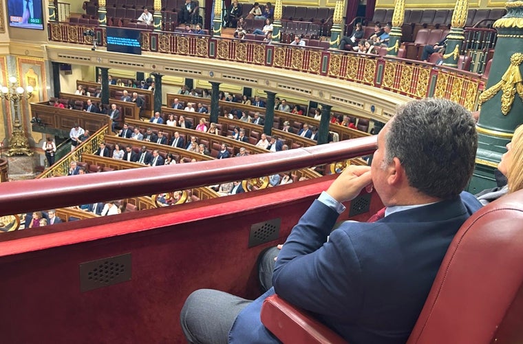 David Toscano asiste a la sesión desde la tribuna de invitados