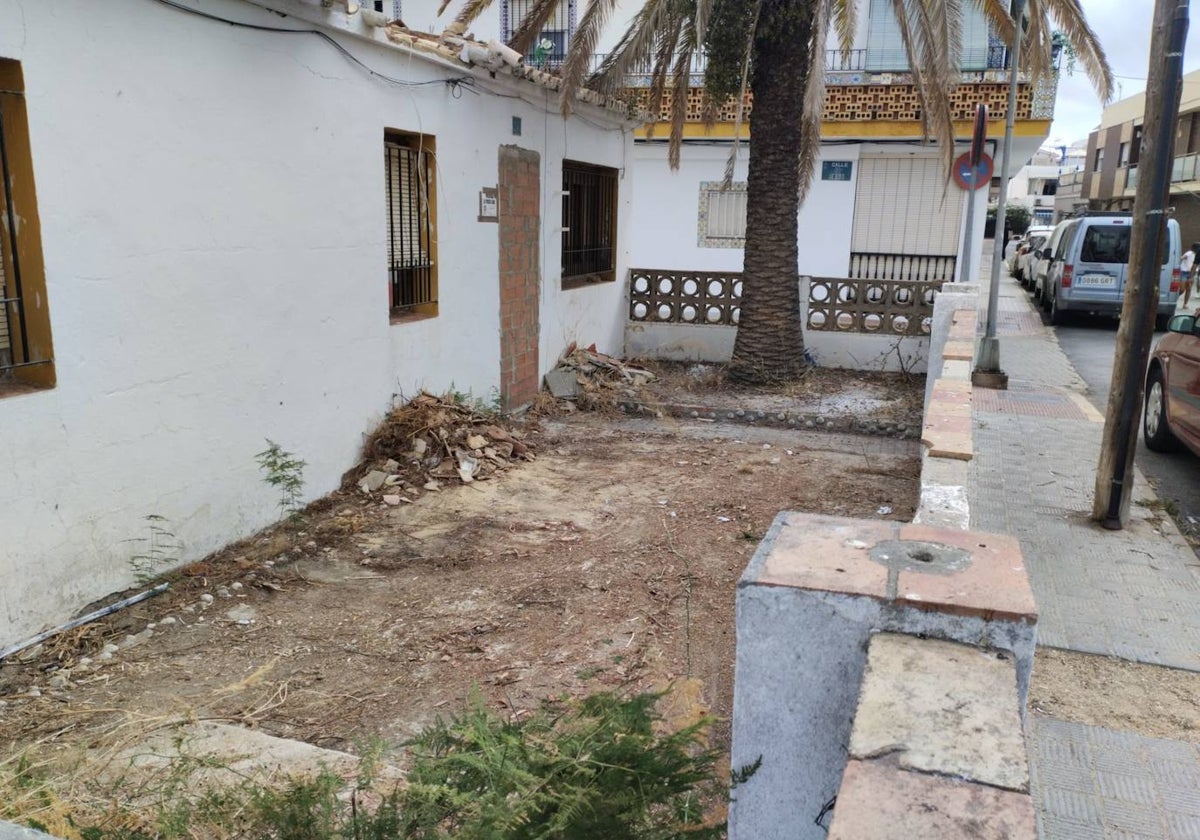 Limpieza esta mañana en las casas de los maestros junto al Colegio Santo Cristo del Mar en Punta Umbría
