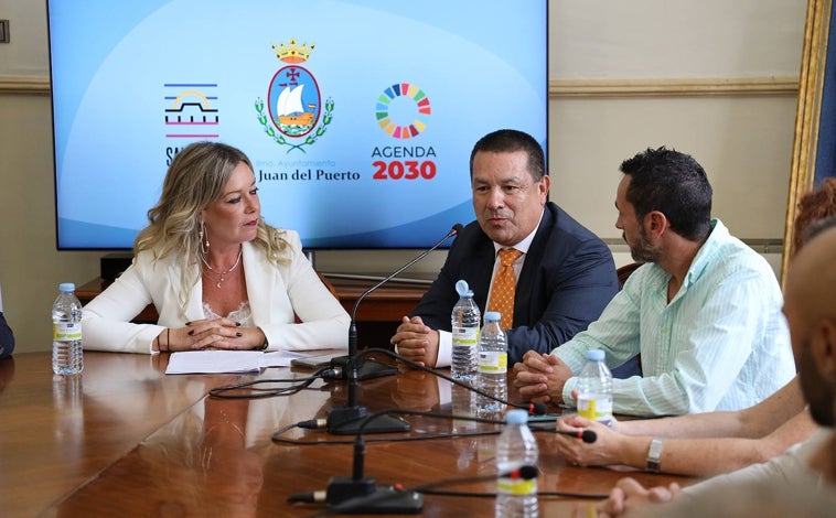 Imagen principal - En la Plaza de España se ha izado la bandera de Colombia para continuar en la Escuela de la Felicidad con una sesión de networking