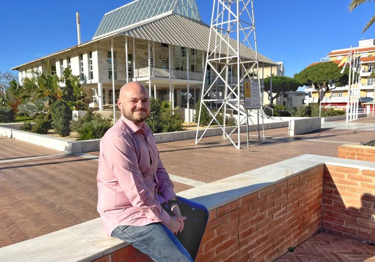 Victor M. Ruiz, portavoz de IU, a las puertas del Ayuntamiento de Punta Umbría