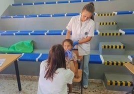 Los niños de 3 y 4 años empiezan a recibir la vacuna de la gripe: en su colegio y por vía intranasal