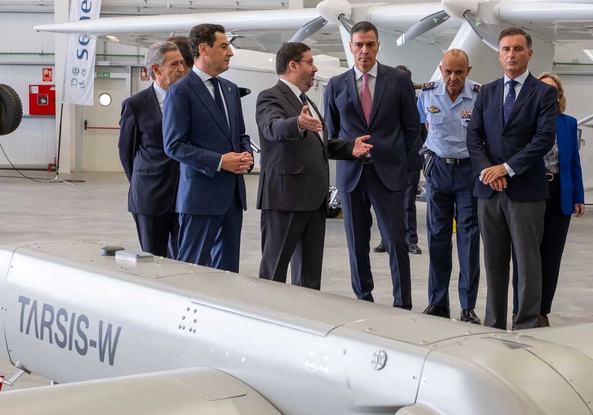 Un momento de la visita que Pedro Sánchez y Juanma Moreno hicieron a las instalaciones