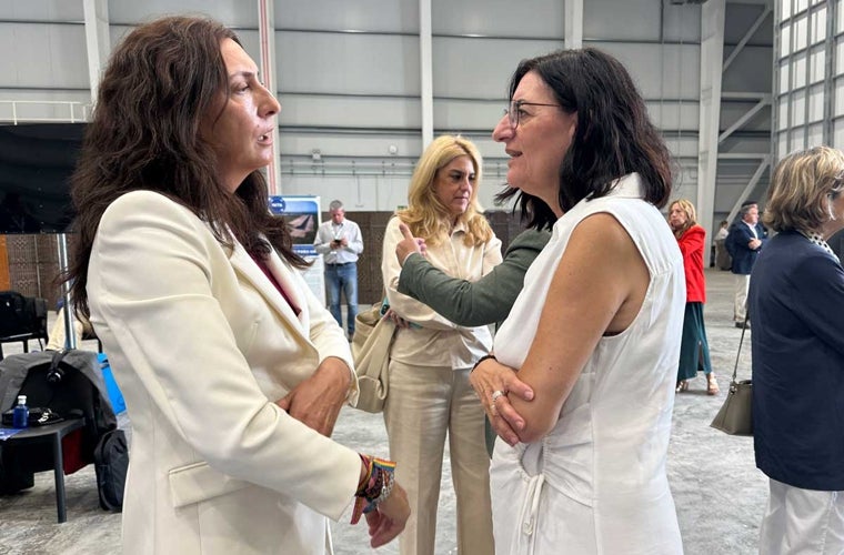 La consejera andaluza Loles López conversa durante la inauguración del CEUS con la rectora de la Universidad de Huelva, María Antonia Peña