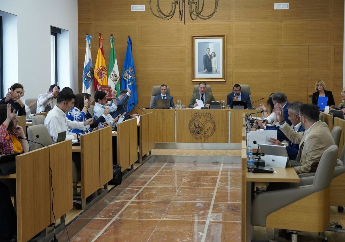 Un momento del pleno de octubre en la Diputación de Huelva