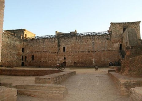 Imagen secundaria 1 - El pueblo de Huelva que tiene un castillo que te hará sentir como en la Alhambra de Granada: «Es una pasada»