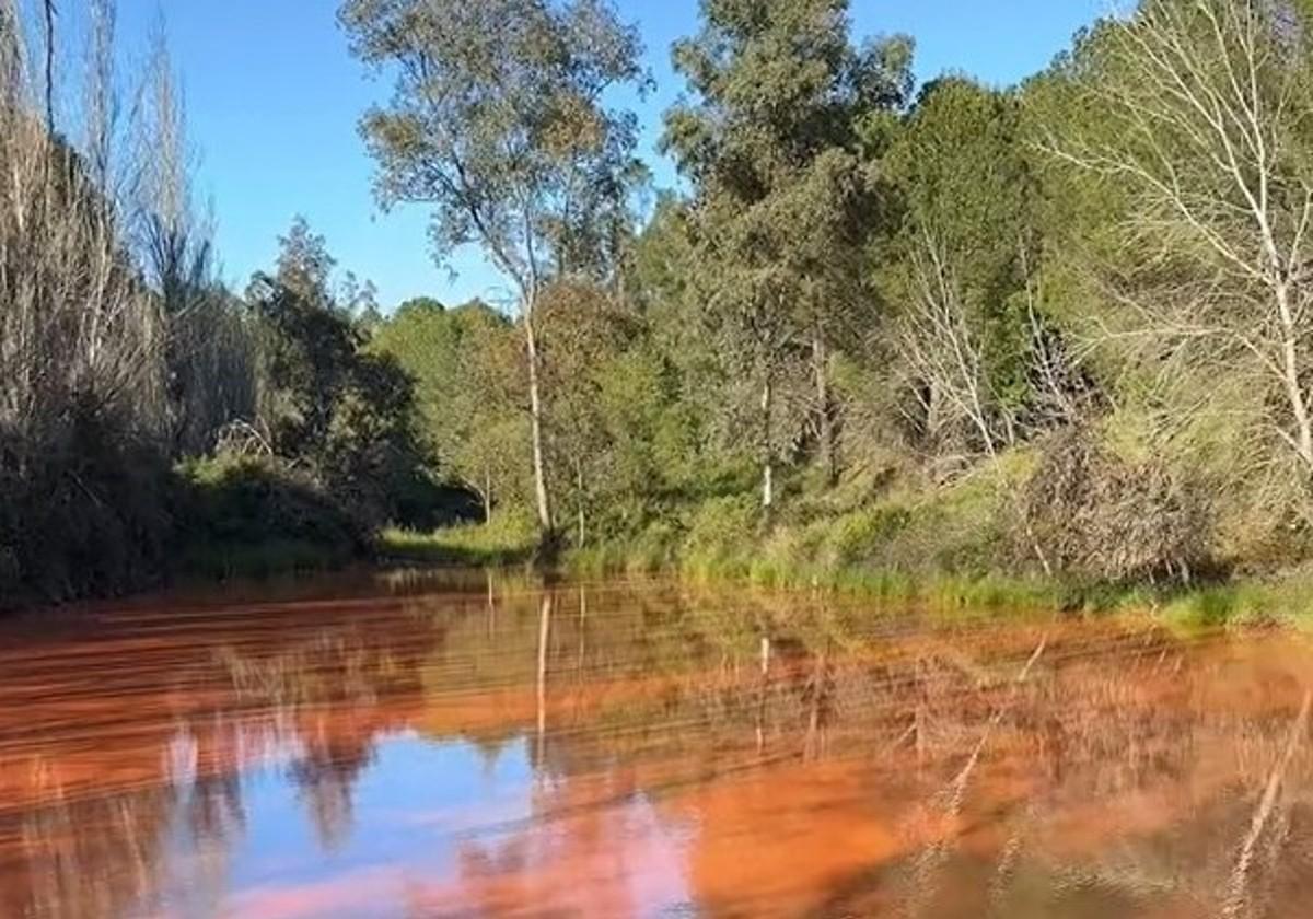 Imagen del lago de agua rojiza de Huelva