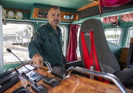 Un rescate agónico frente a la costa de Huelva: «Ese destello naranja les salvó la vida»