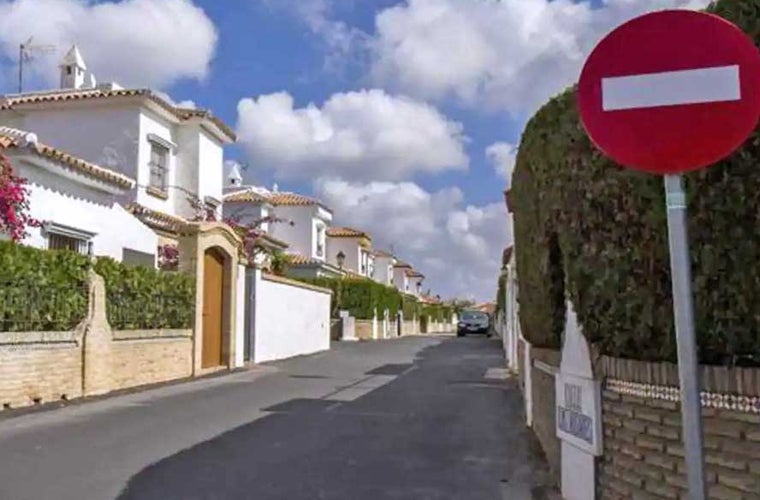 Una calle de la localidad costera onubense