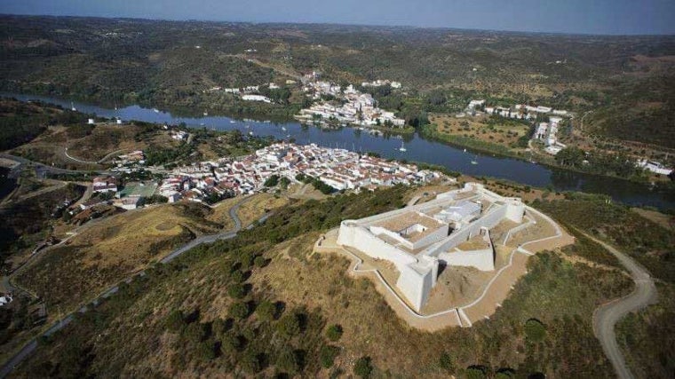 Sanlúcar de Guadiana, en primer término, y Alcoutim al otro lado del río