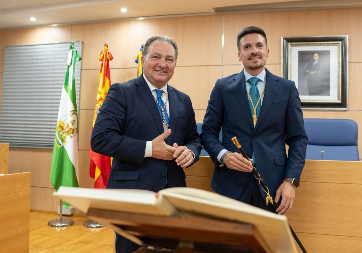 Adrián Cano, ya con el bastón de mando y su predecesor, David Toscano