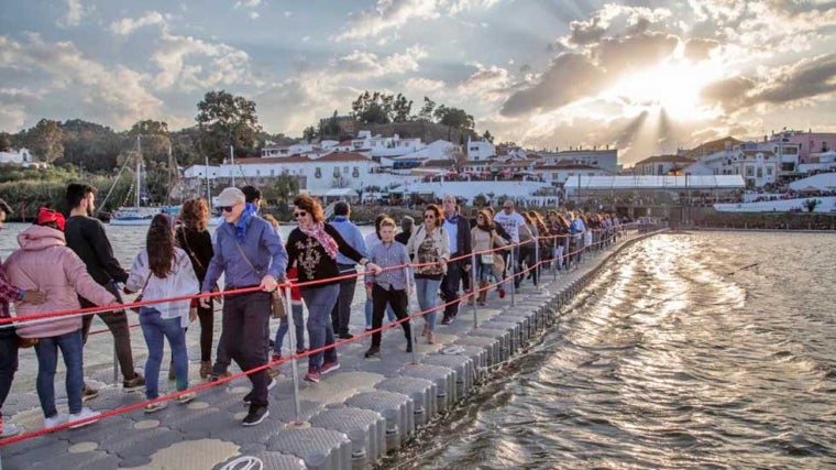 Una pasarela peatonal conecta las dos localidades durante el Festival del Contrabando