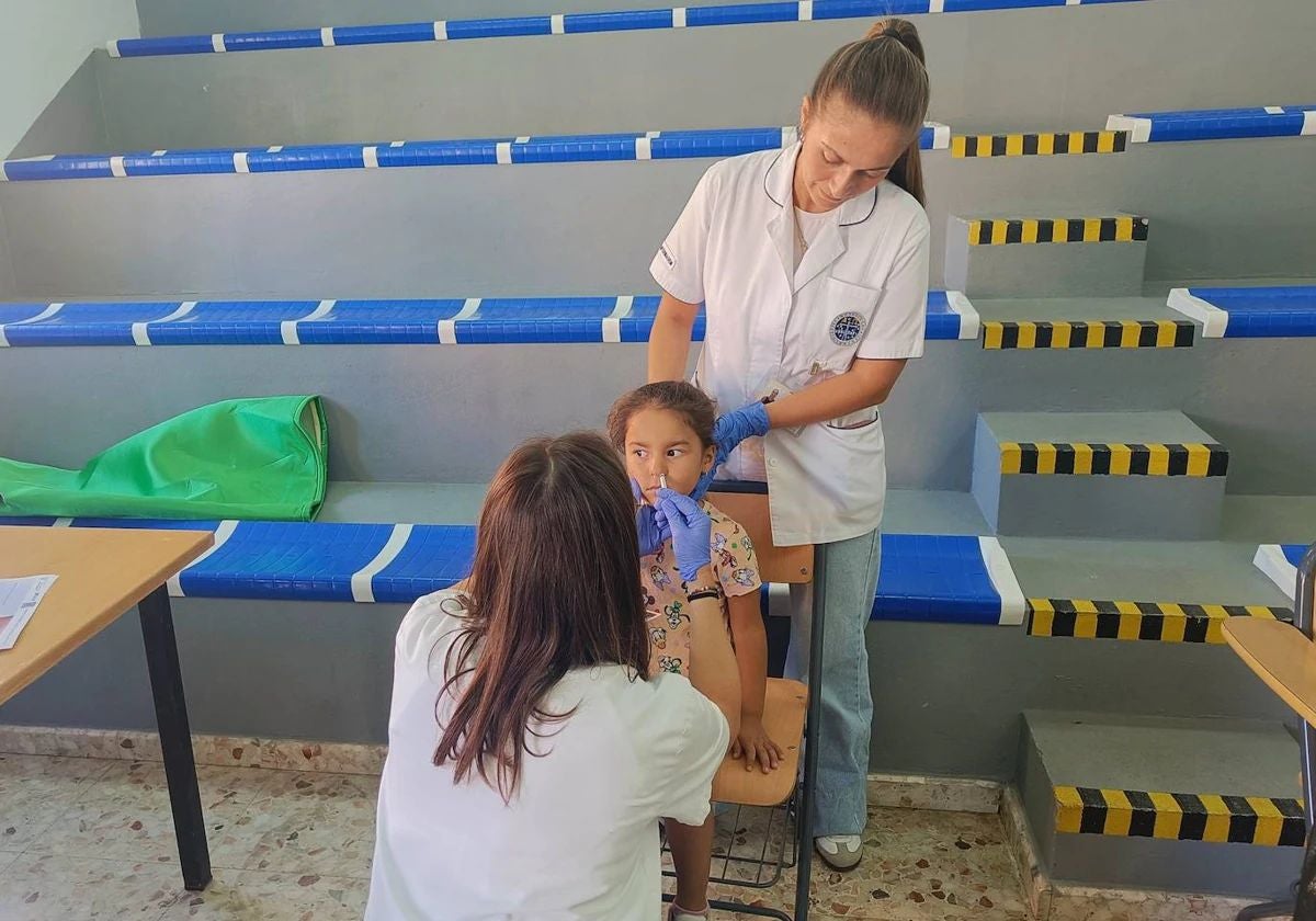 Una niña recibe la vacuna intranasal