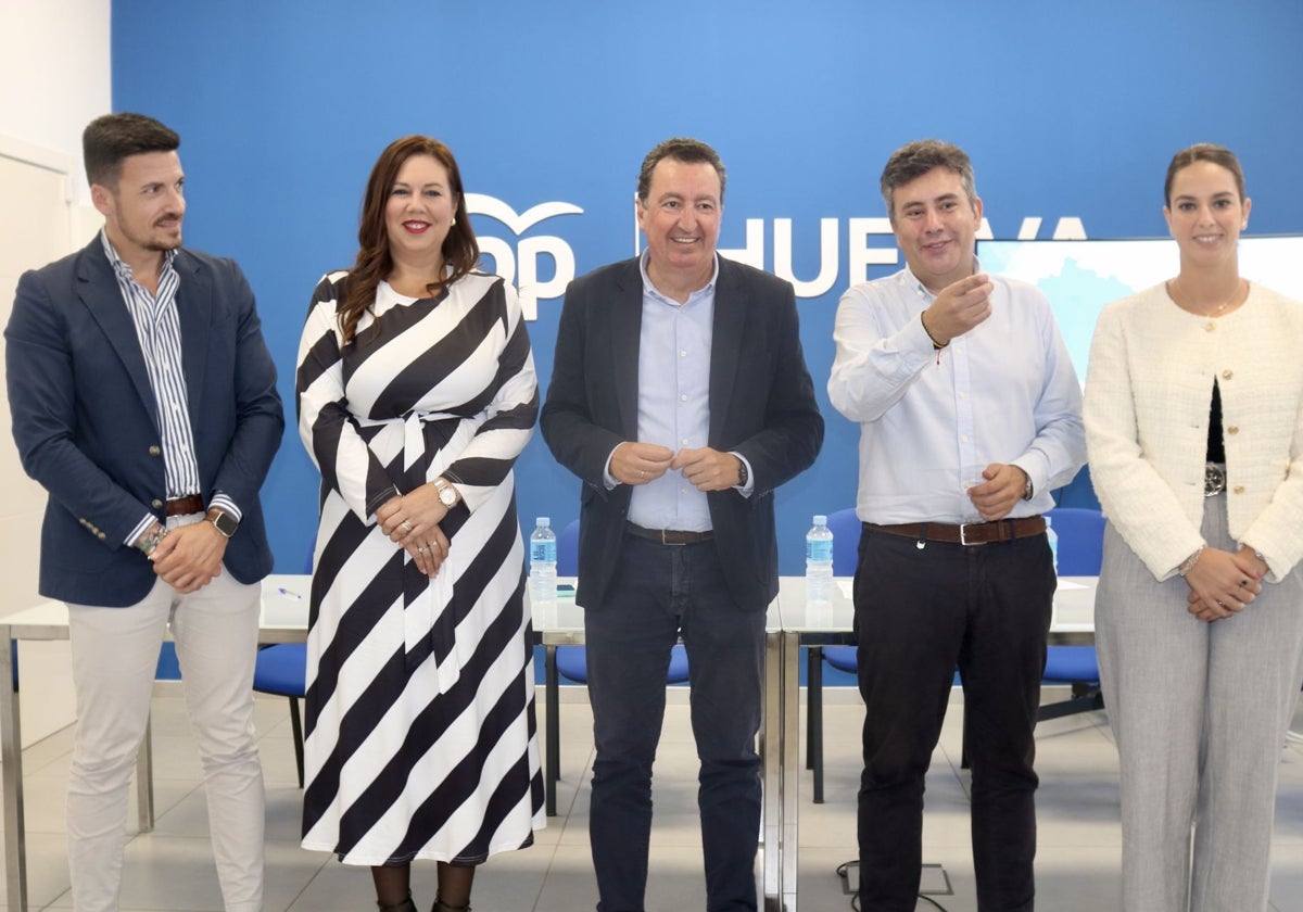 Manuel Andrés González con los nuevos alcaldes y alcaldesas de Aljaraque, La Palma, Lepe y Palos
