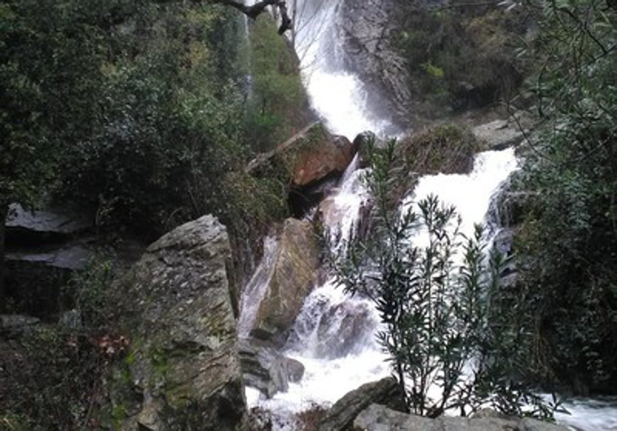 Una de las cascadas que atraviesa la ruta circular entre Alájar y Castaño del Robledo, en la Sierra de Huelva