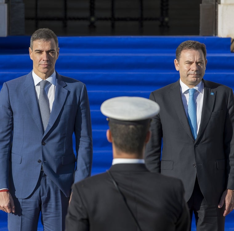 El presidente de España, Pedro Sánchez,  y el primer ministro de la República Portuguesa, Luís Montenegro