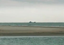 Un vecino alerta de la presencia de una draga en El Portil: «¿Qué hace ese barco allí?»