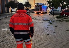 Temporal en Huelva: Los bomberos rescatan a una vecina de Aljaraque que se subió al tejado de su casa