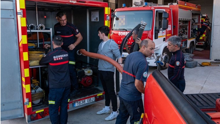 El equipo del Consorcio Provincial preparando el material para desplazar a Valencia