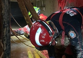 Bomberos de Huelva trabajan ya en Aldaia, achicando agua de un aparcamiento subterráneo junto al centro comercial Bonaire