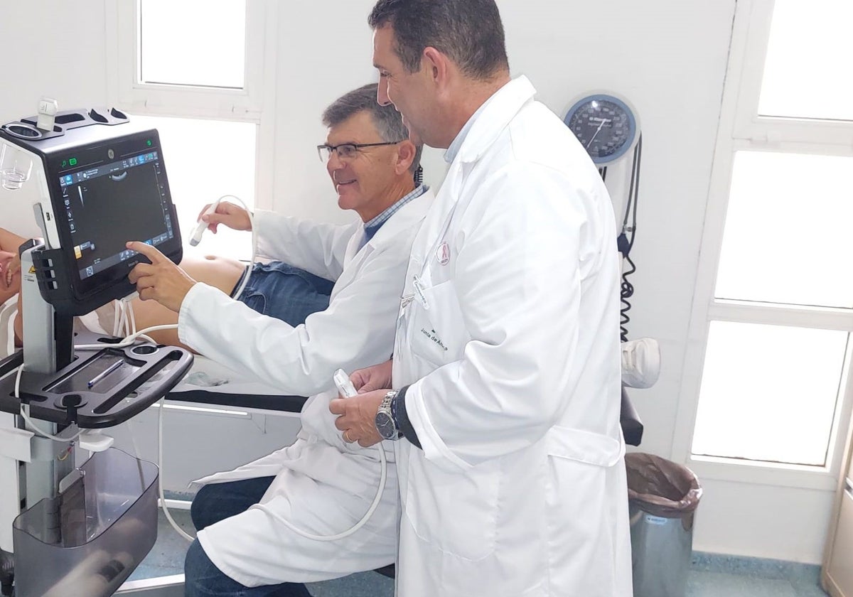 Médicos onubenses con los nuevos ecógrafos