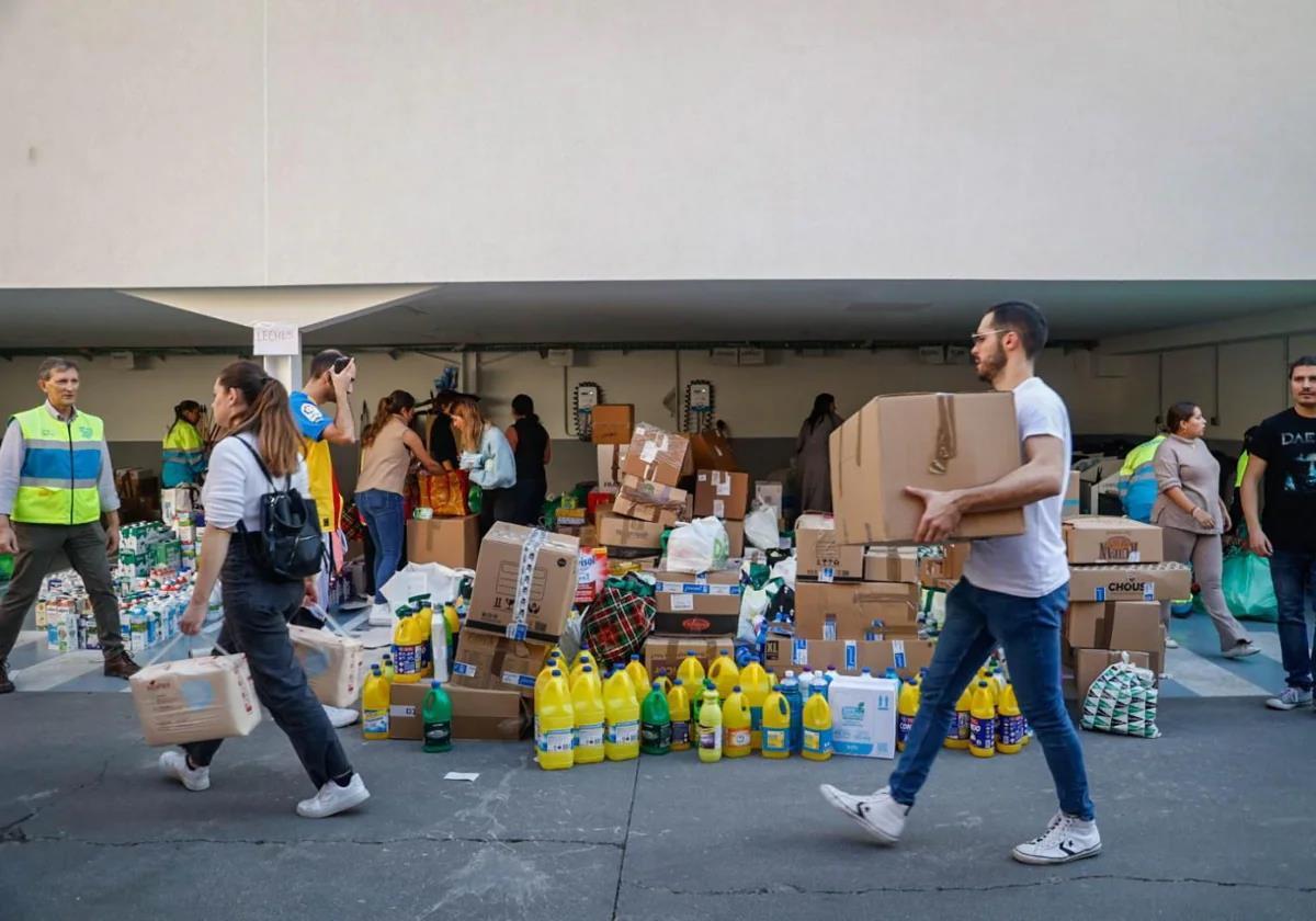 Punto de recogida de alimentos para ayudar a los afectados por la DANA en Valencia