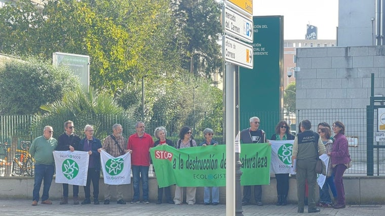 Un grupo de vecinos de El Rompido y de activistas de Ecologistas en Acción se han personado en la Delegación de Medio Ambiente de la Junta