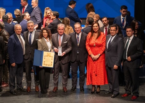 Imagen secundaria 1 - El acto central de esta celebración ha sido la entrega del máximo galardón que otorga la Diputación de Huelva, las medallas de oro de la provincia