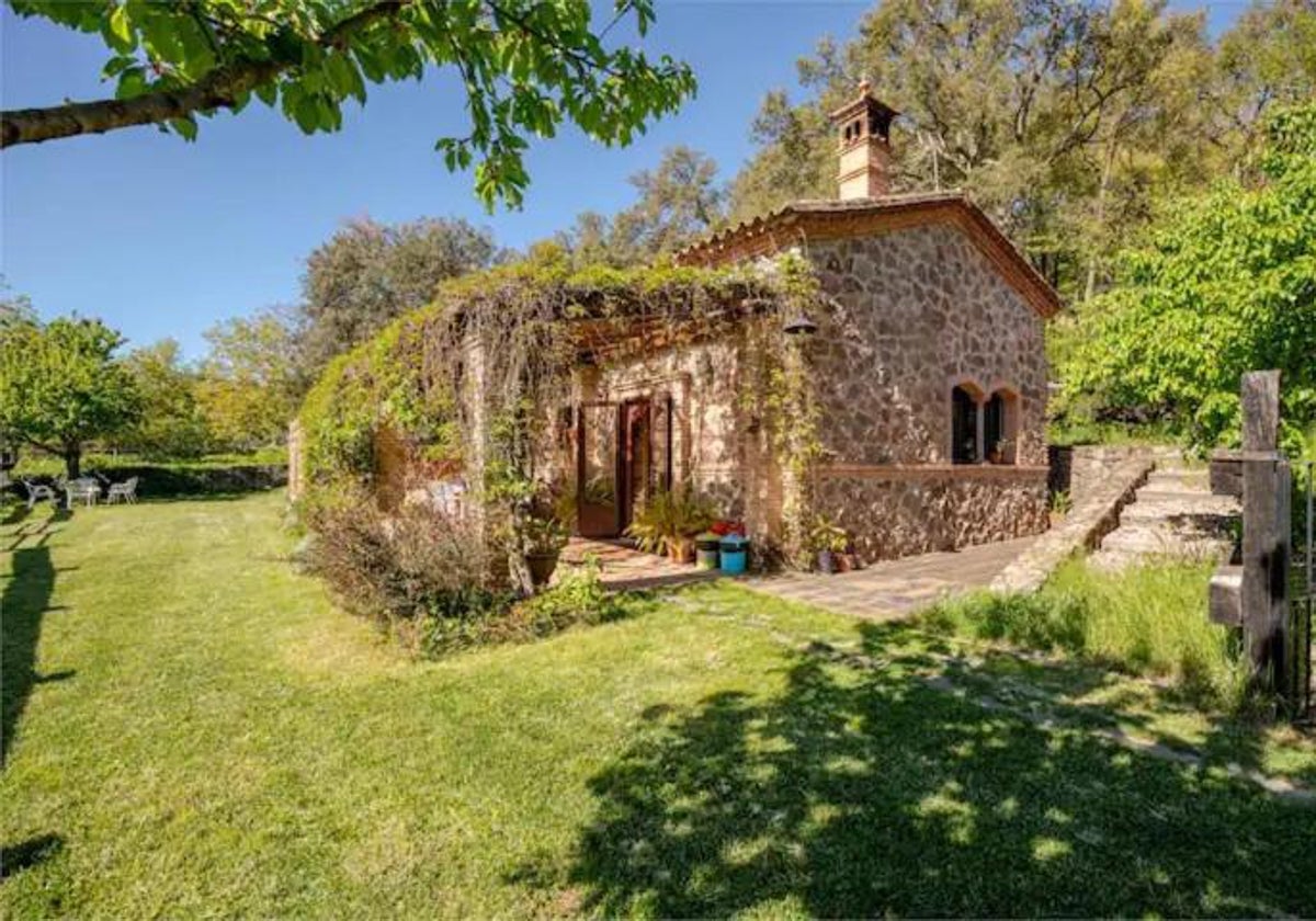 Imagen de la casa como sacada de un cuento, que puedes alquilar en plena Sierra de Huelva, y que tiene la máxima puntuación en Booking