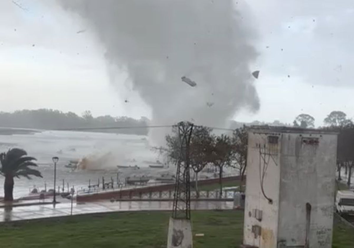 La manga marina del pasado día 31 de octubre que ocasión bastantes daños y un herido en Isla Cristina